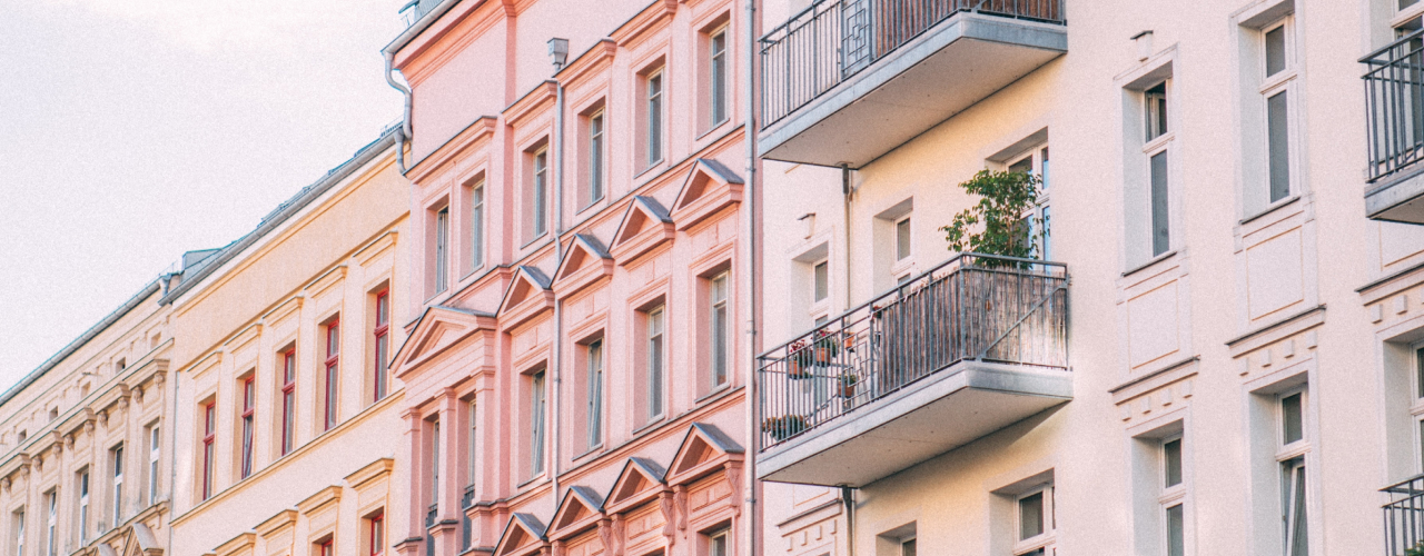 Фотография к новости: Стоит ли покупать квартиру при падающем курсе рубля и растущих ставках